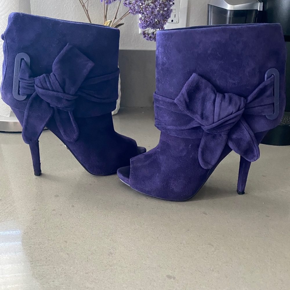 Rachel Roy suede purple peep toe booties side bow